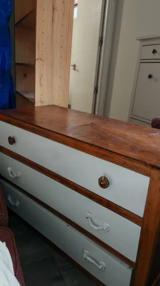 Cómoda de madera con cajones