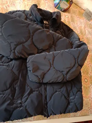 Cazadora acolchada mujer negra