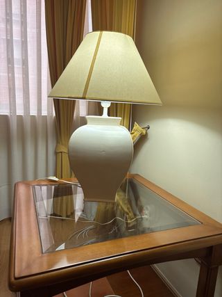 Lámpara de mesa comedor beige y blanca