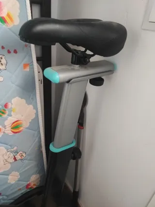 Bicicleta estática negra y azul