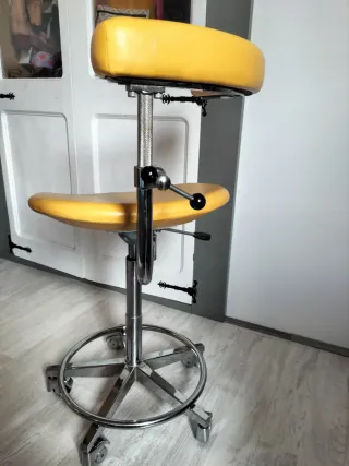 Silla de oficina ergonómica amarilla