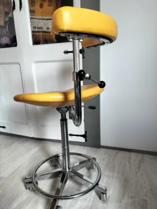 Silla de oficina ergonómica amarilla