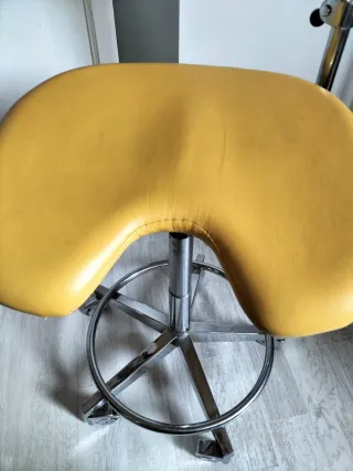 Silla de oficina ergonómica amarilla