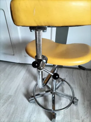 Silla de oficina ergonómica amarilla