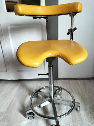 Silla de oficina ergonómica amarilla