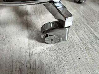 Silla de oficina ergonómica amarilla