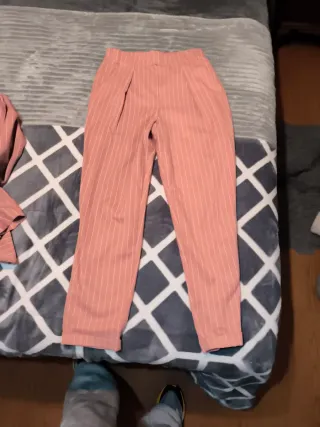 Traje de chaqueta rosa a rayas