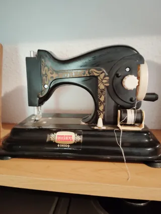 Máquina de coser antigua de juguete