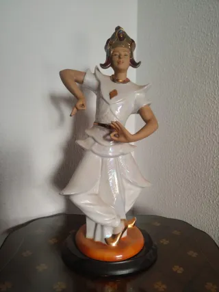 Figura bailarina porcelana esmaltada