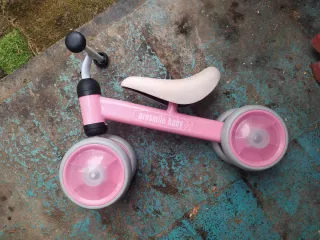 Bicicleta infantil rosa con ruedas de luces