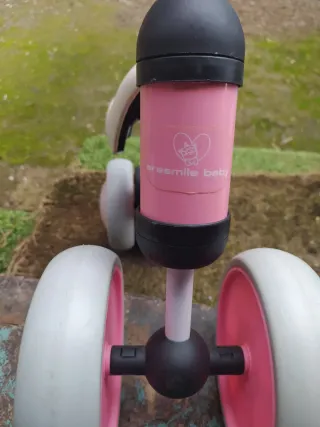 Bicicleta infantil rosa con ruedas de luces