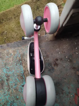 Bicicleta infantil rosa con ruedas de luces