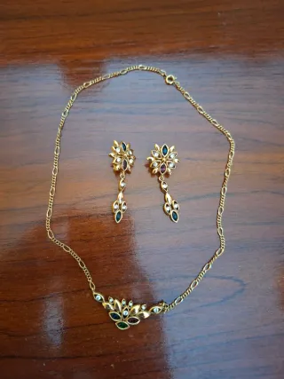 Conjunto de joyas con piedras multicolor