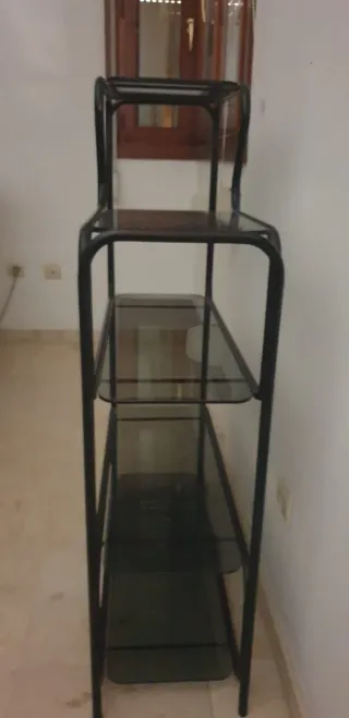 Estantería de metal y cristal