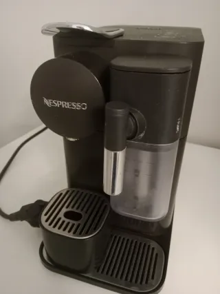 Cafetera Nespresso con espumador