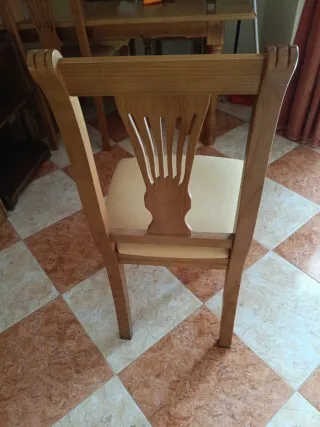 Silla de madera con asiento tapizado, tengo 6