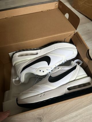 Zapatillas Nike Air Max Blancas equivale a una 37