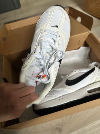 Zapatillas Nike Air Max Blancas equivale a una 37