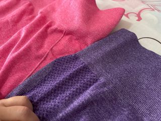 Leggings rosas y morados