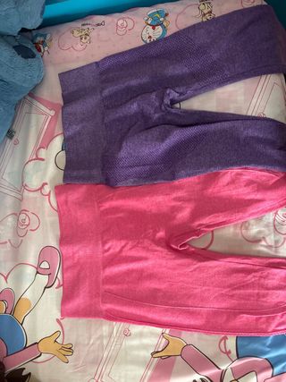 Leggings rosas y morados