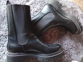 Botas negras con suela gruesa collecccion