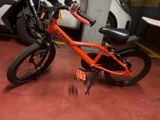Bicicleta infantil naranja B'TWIN para 4 a 6 años
