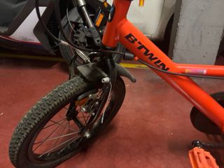 Bicicleta infantil naranja B'TWIN para 4 a 6 años