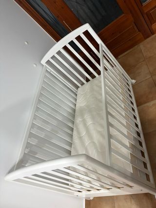 Cuna y colchón blanco poco uso