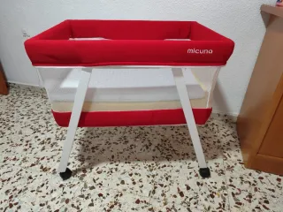 Cuna de bebé con ruedas