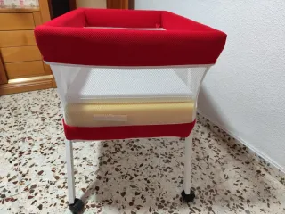 Cuna de bebé con ruedas