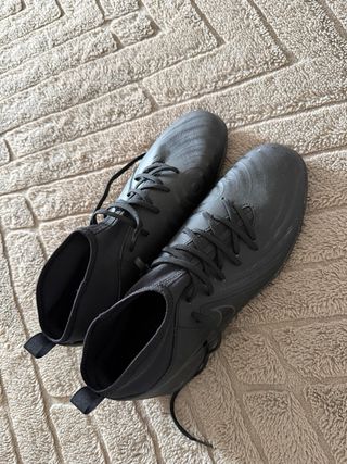 Botines de fútbol Nike negros