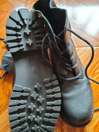 Botas negras con cordones