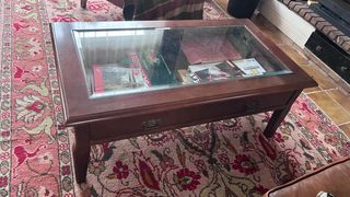 Mesa clásica colonial de madera y cristal