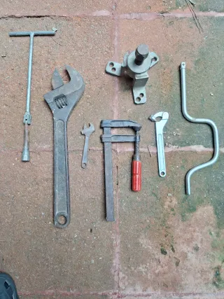 Llave inglesa grande y herramientas