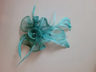 Tocado y broche flor precio por unidad.