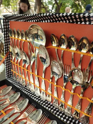 Stoviglie in argento. Antiche e complete.