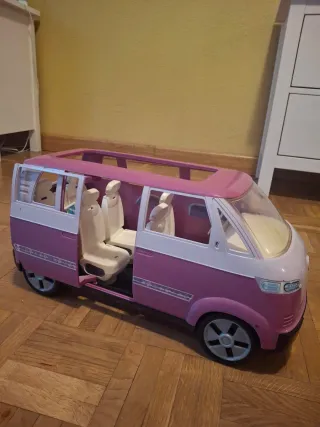 Coche 6 plazas + 2 Barbies + Ken