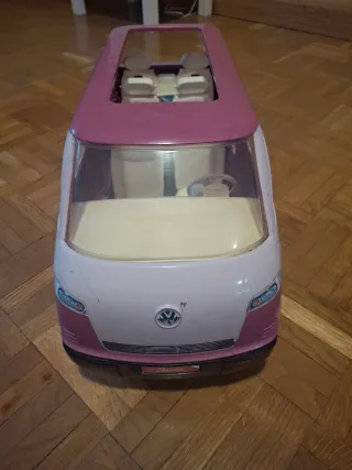 Coche 6 plazas + 2 Barbies + Ken