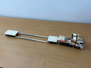 Camión Volvo FH a escala con remolque