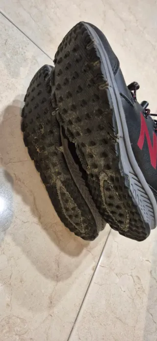 Botas niño New Balance negras y rojas