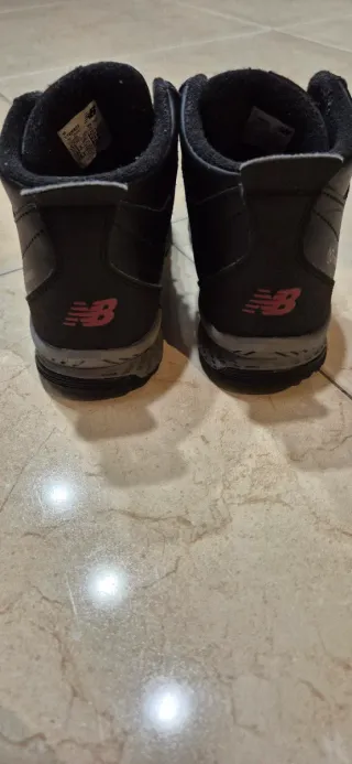 Botas niño New Balance negras y rojas