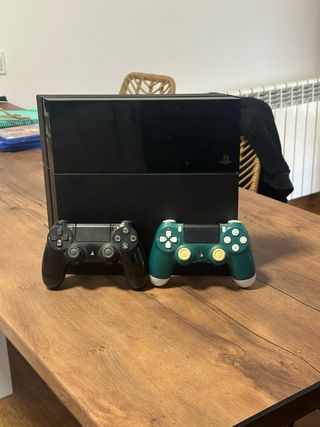 PS4 + 2 Controller (Nero e Verde)