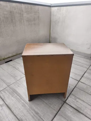 Mesita de noche de madera