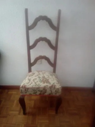 Silla antigua de madera y tela