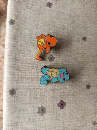 Pin Charmander y Squirtle TCG Pokémon Go