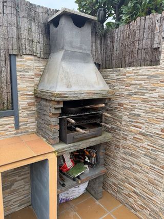 Barbacoa de obra con parrilla