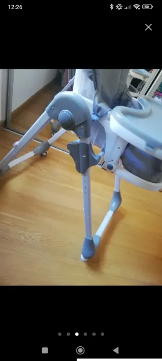 Trona bebé gris con bandeja.