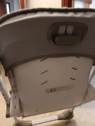 Trona bebé gris con bandeja.