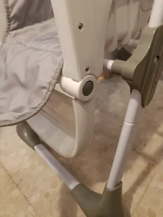 Trona bebé gris con bandeja.