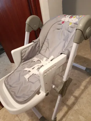 Trona bebé gris con bandeja.